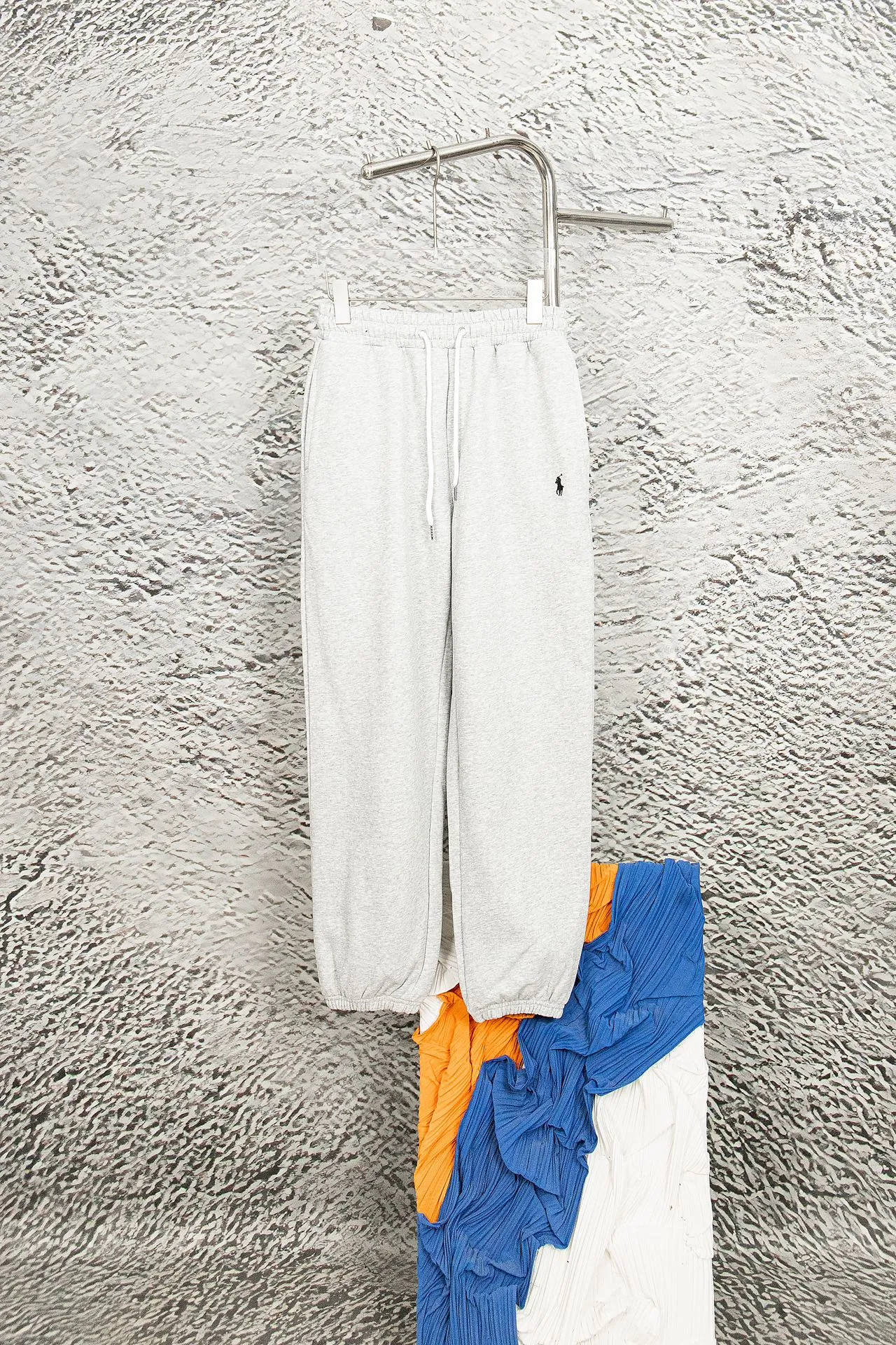 P180 model number: Y060 Ralph Lauren Ralph Lauren suit sweatpants. Pure cotton treated with anti-static technology. No dust, no lint. The elastic waist is used with a drawstring. It is very friendly to the figure. The cotton is comfortable and soft. The upper body is casual and free. Regular beveled double pockets on both sides. The white brand logo on the left leg of the trouser leg collides with the black of the pants. Although it is small, it is quite recognizable. The brand adds a young and fashionable atmosphere to the original sense of luxury. It can be called a cold-proof weapon. A simple base layer is enough to withstand the severe cold and make it more fluffy and warm. Color: gray, navy blue, black. Size: S-XL